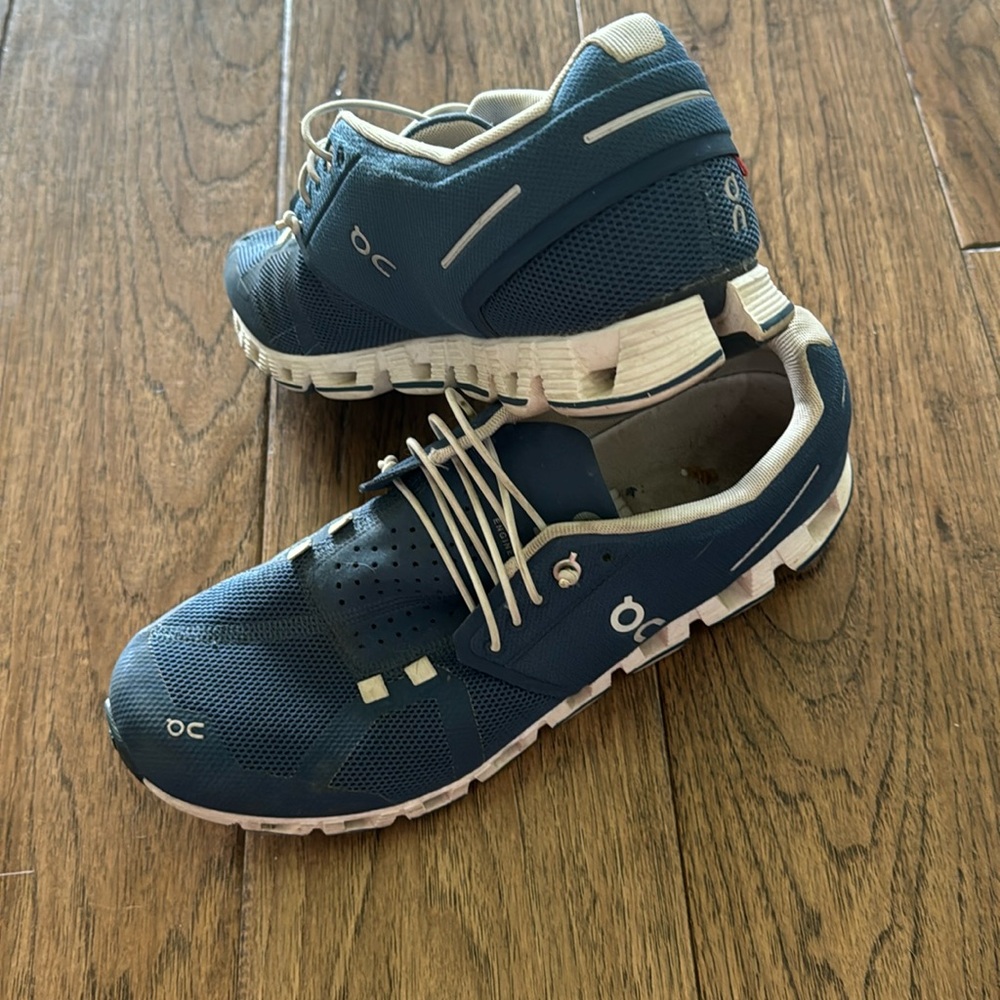 ON running shoes womens 10.5